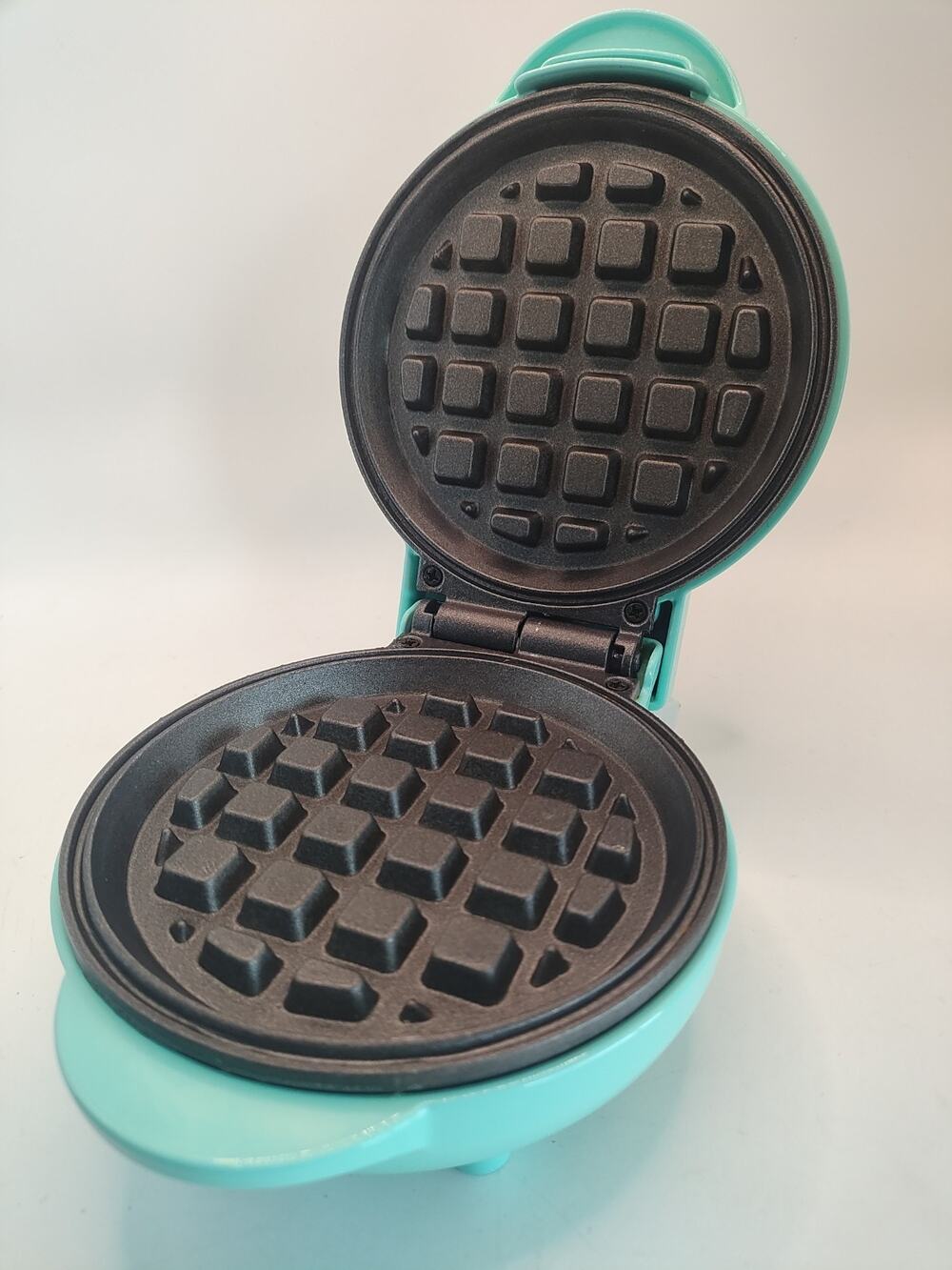 Nostalgia Mini Light Blue Snowflake Waffle Maker Dorms Small Appliance Grill